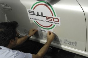 Porsche911_50Anni-ItalianTour2013-Stiker.jpg