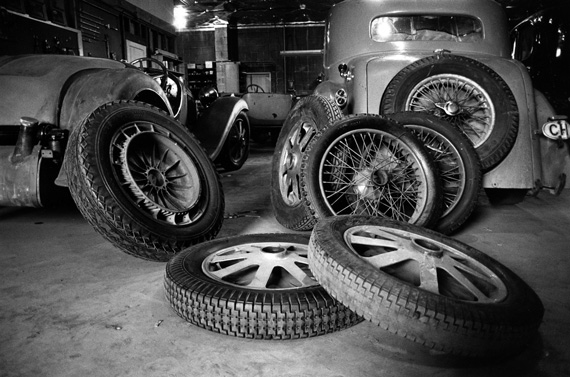 Bugatti-Various-spare-wheels.-There-were-numerous-piles-of-spare-parts-scattered-around-between-the-cars898972c2b60e62ca.jpg