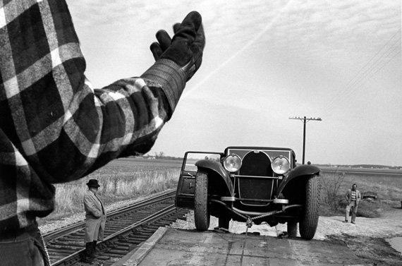 Bye-bye-Bugattis.-One-of-thirty-Bugattis-is-put-on-railroad-cars.-The-railroad-workers-were-very-ingenious-and-methodical-in-the-loading-processbe40a237a4b47f31.jpg