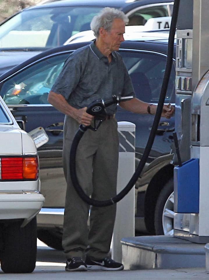 Clint-Eastwood-his-Benz-SEC-white-2019-1a481235e758f2d15.jpg